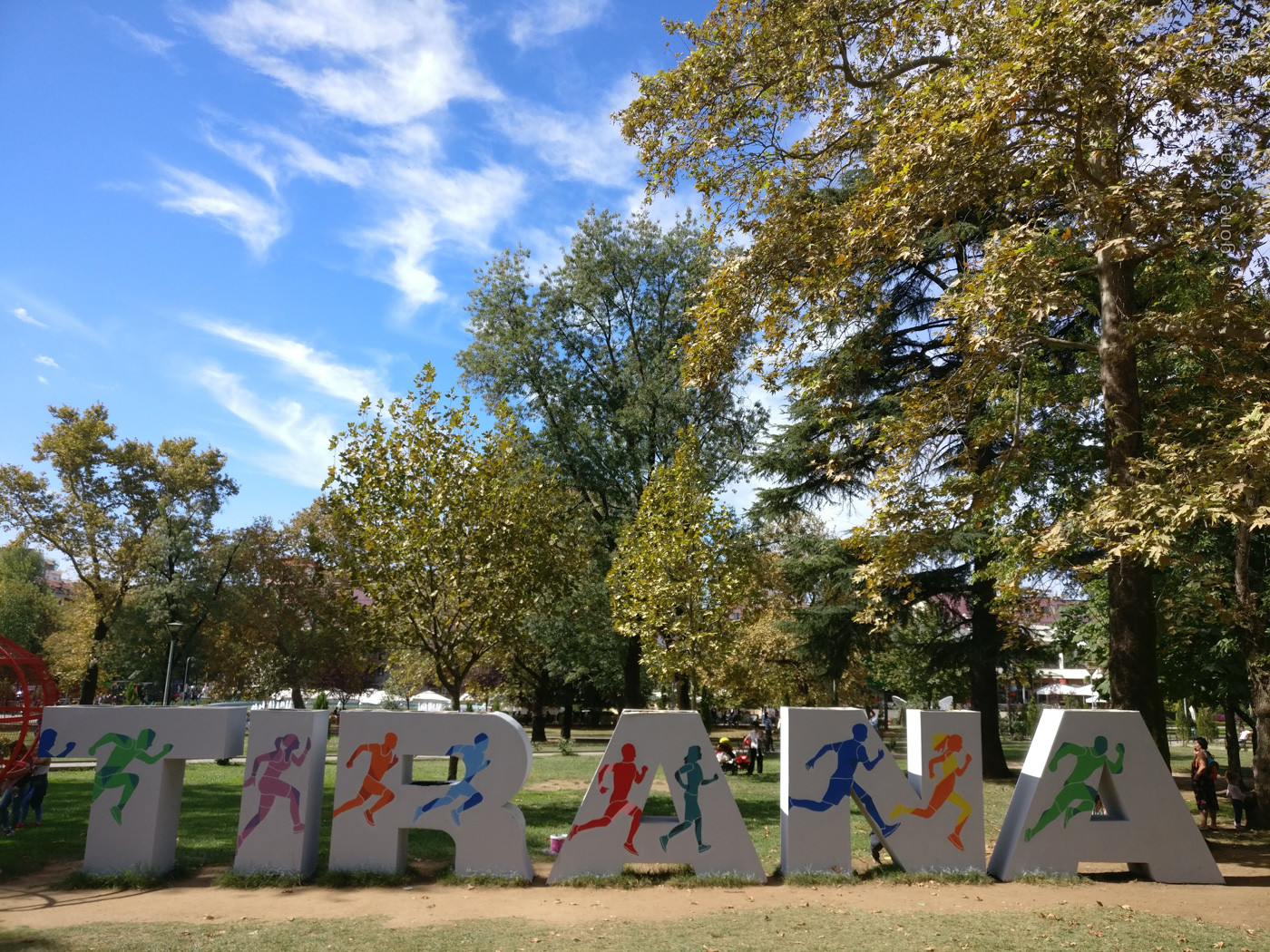 Tirana Buchstaben in einem Park in Tirana, Albanien.