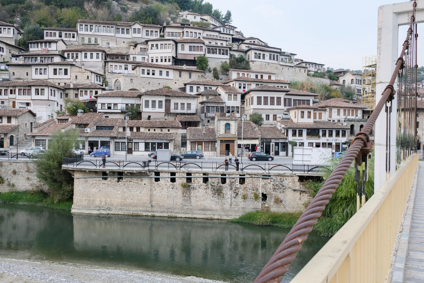 Blick über den Fluss auf die Altstadt von Berat, Albanien.