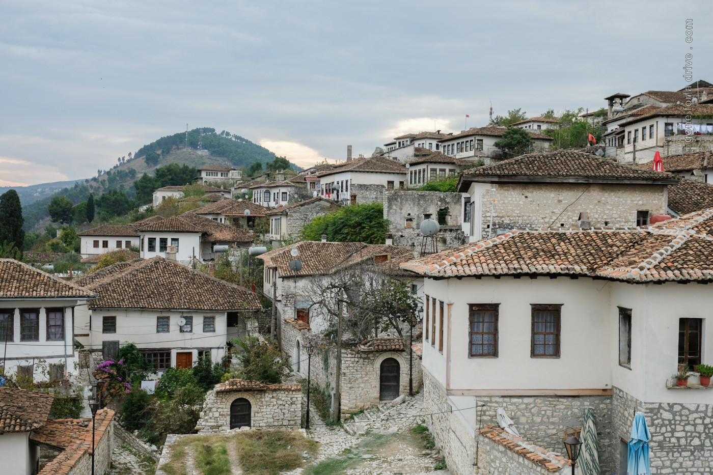 Blick auf die Wohnhäuser der Altstadt von Berat, Albanien.