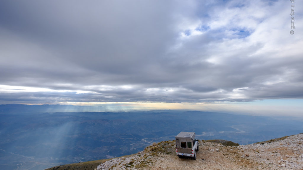 Allrad Camper auf dem Gipfel des Mount Tomorr, Albanien, mit Blick ins Tal.