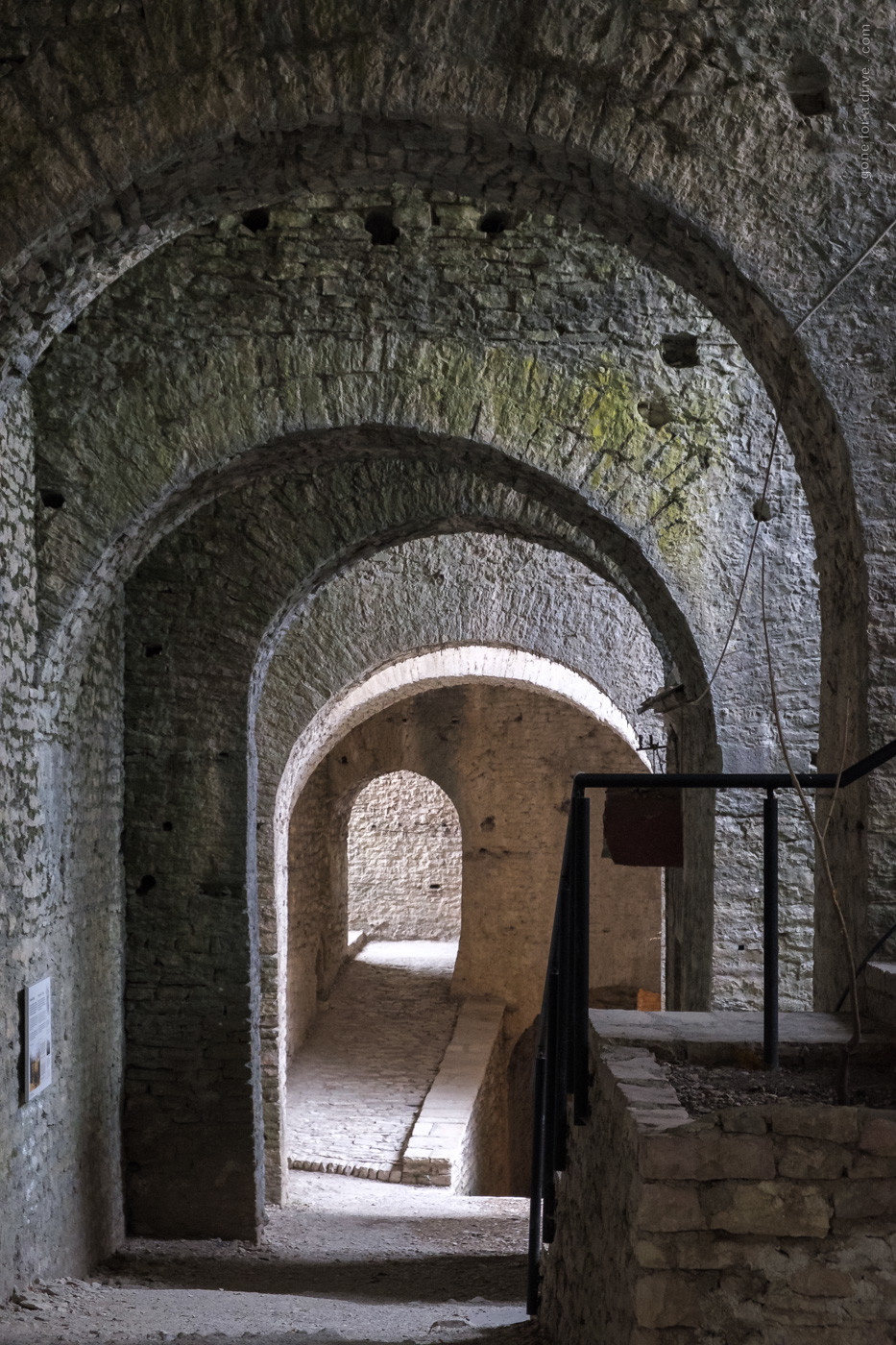 Torbögen in der Burg von Gjirokastra, Albanien.