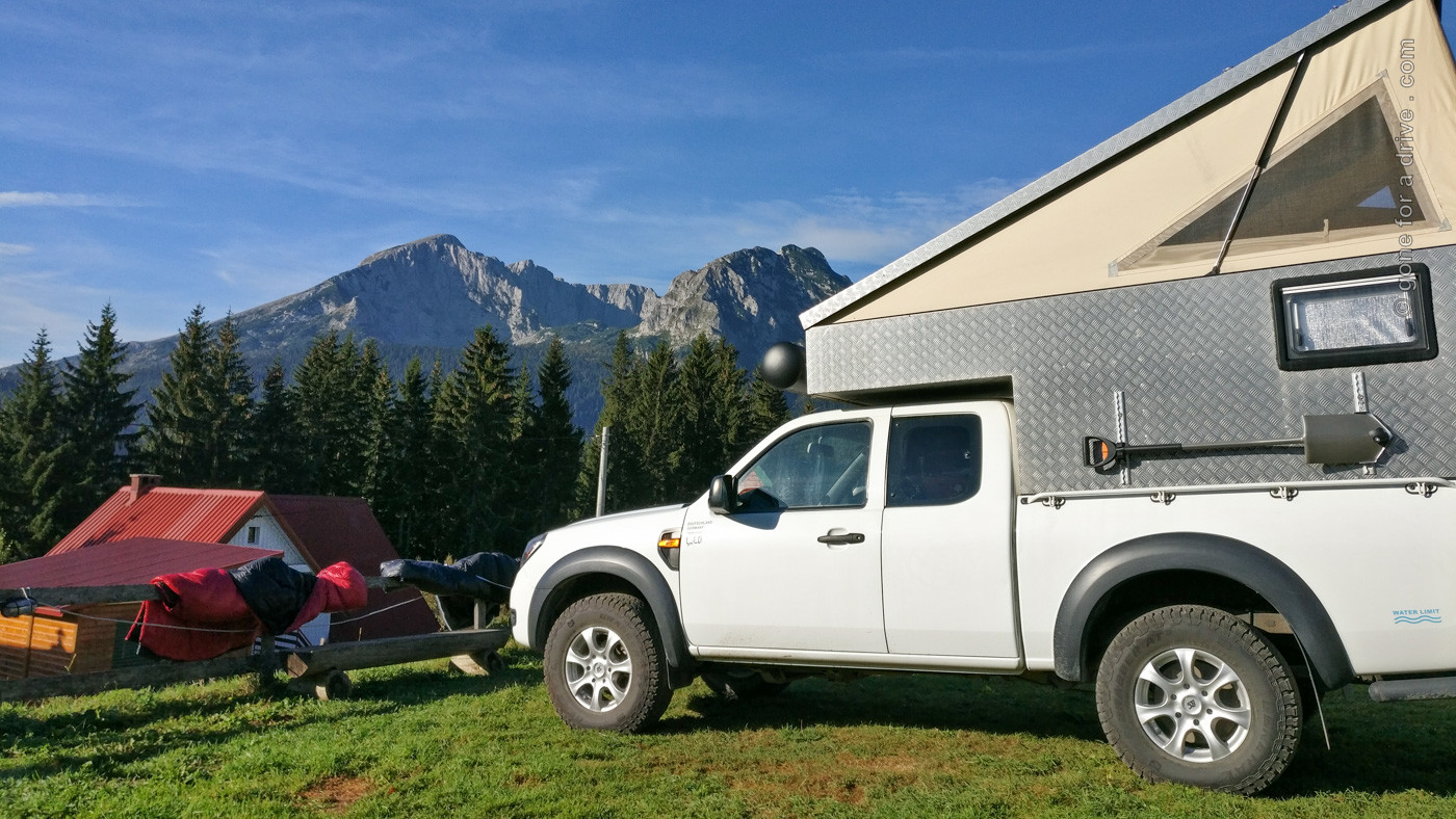 Ford Ranger mit Ortec MiniCamp Kabine vor Bergkulisse