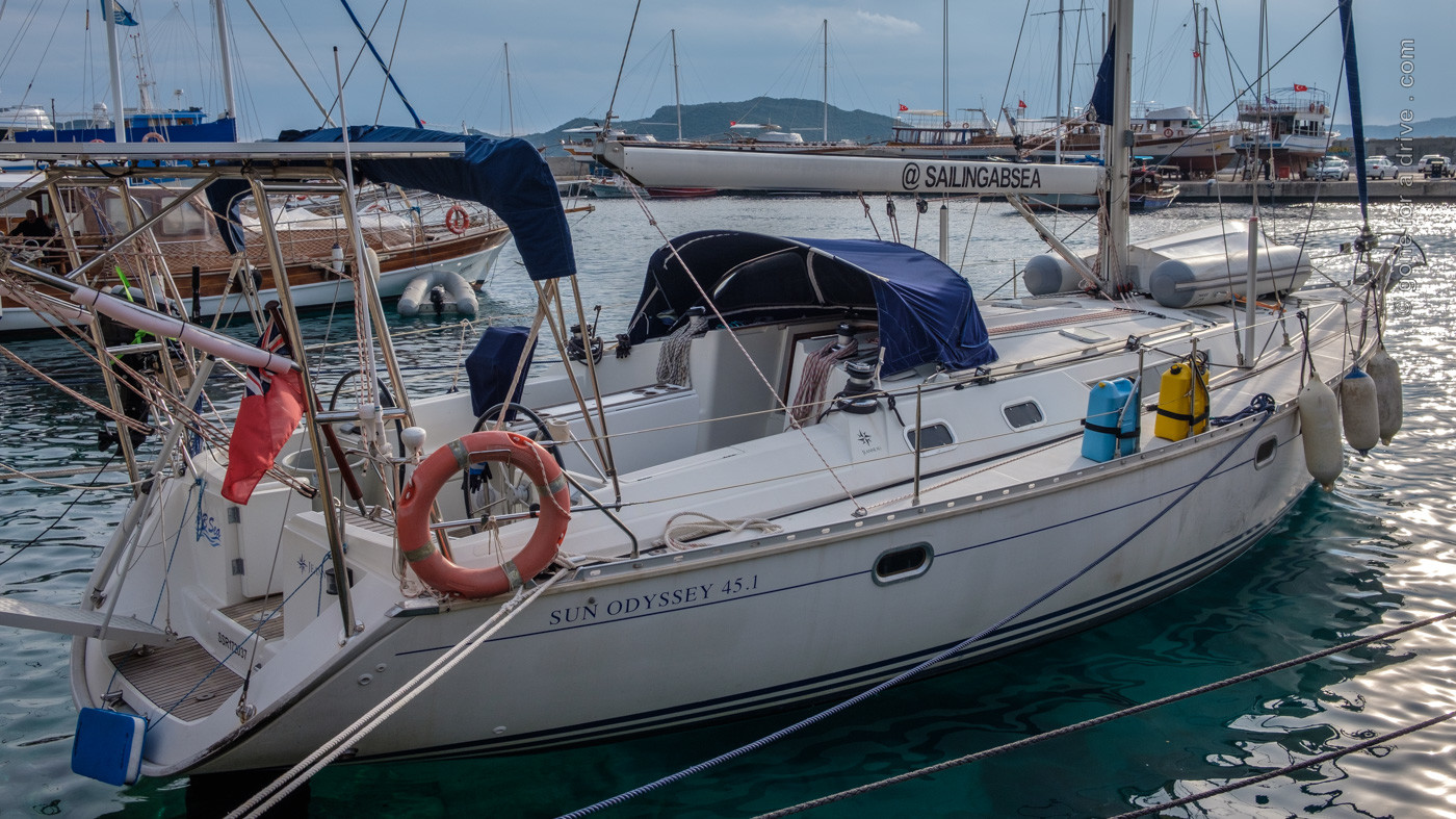 Segelboot "A B Sea" im Stadthafen von Kaş.