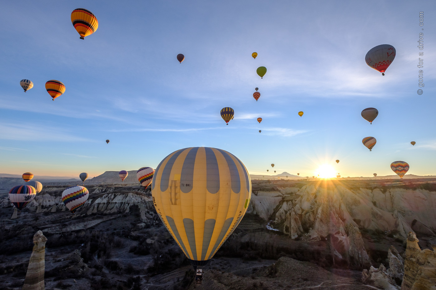 Heißluftballons in Kappadokien im Gegenlicht der aufgehenden Sonne