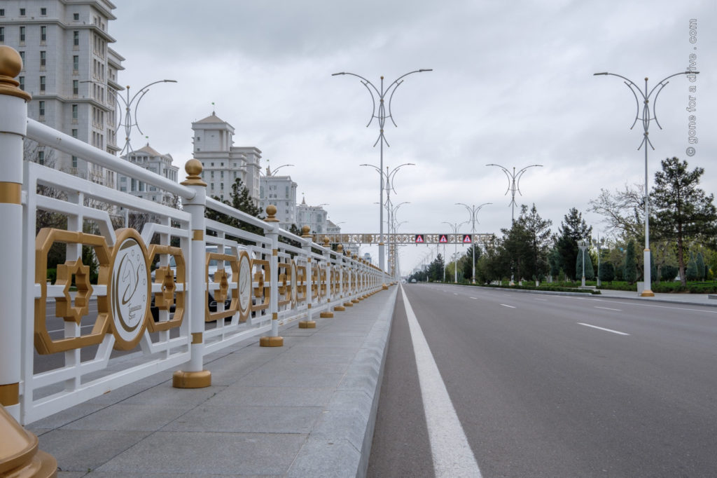 Leere Straßen in Aschgabat, Turkmenistan