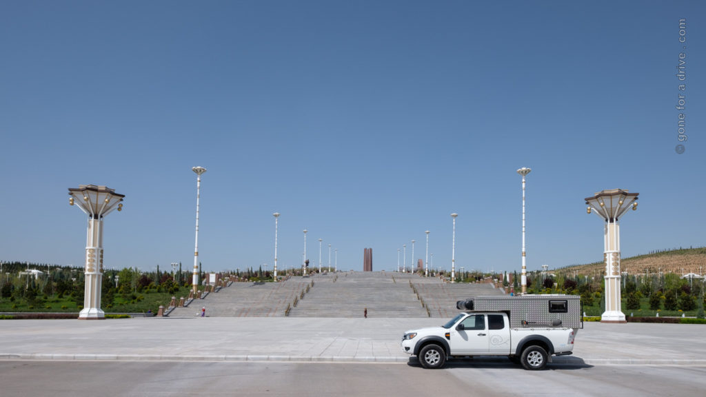 Allrad Camper vor dem Halk Hakydasy Memorial Complex, Aschgabat, Turkmenistan