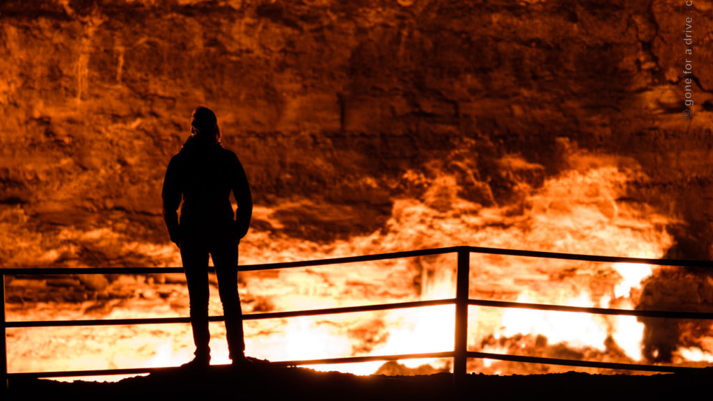 Silhouette vor dem Derweze Gas Krater, Tor zur Hölle, Turkmenistan