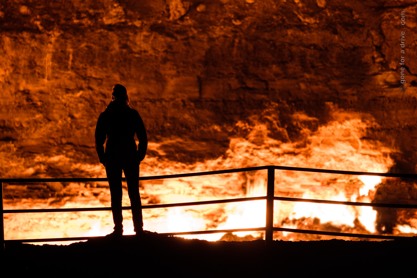 Silhouette vor dem Derweze Gas Krater, Tor zur Hölle, Turkmenistan