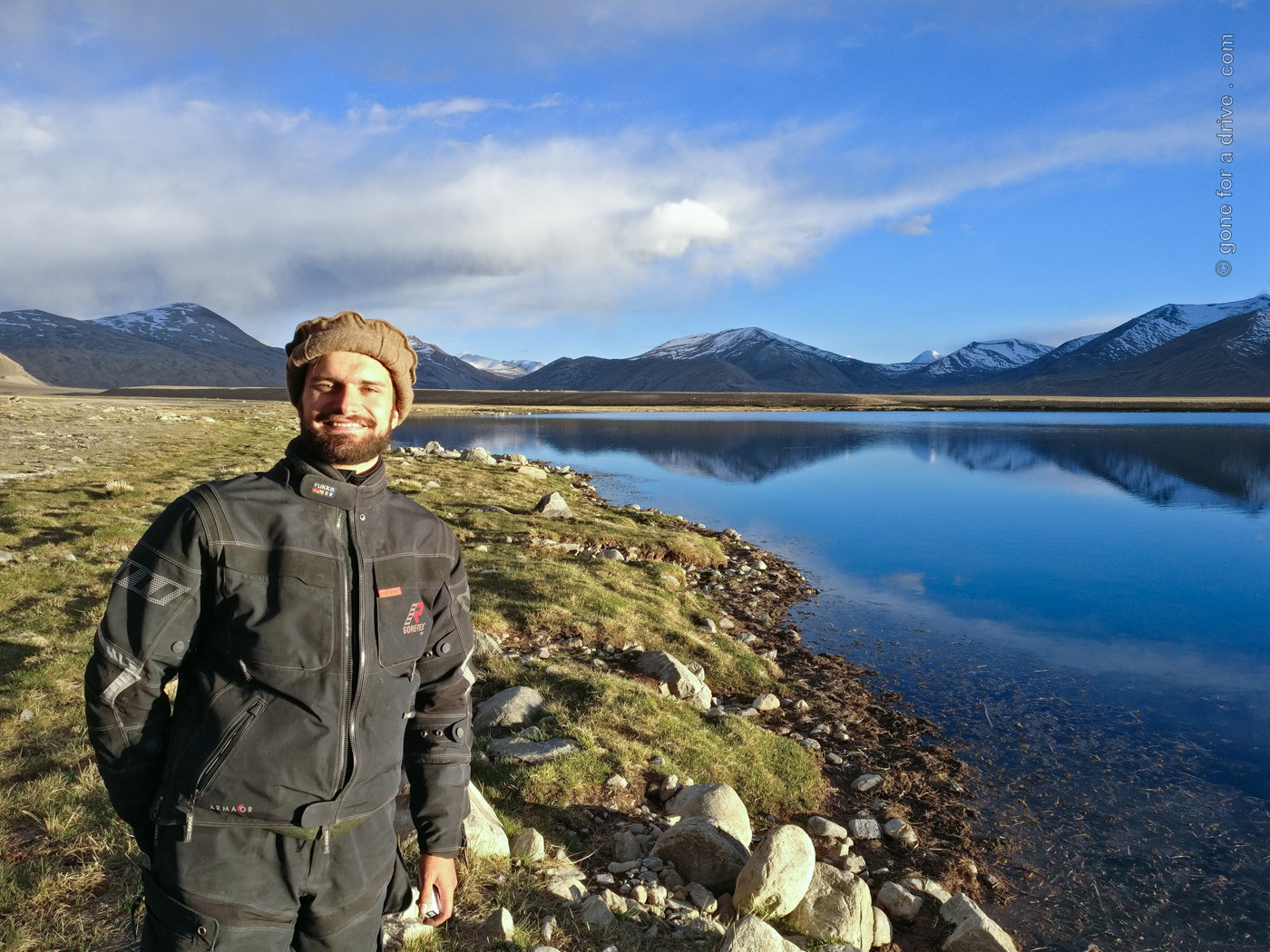 Motorradfahrer am Bulunkul Lake, Tadschikistan.