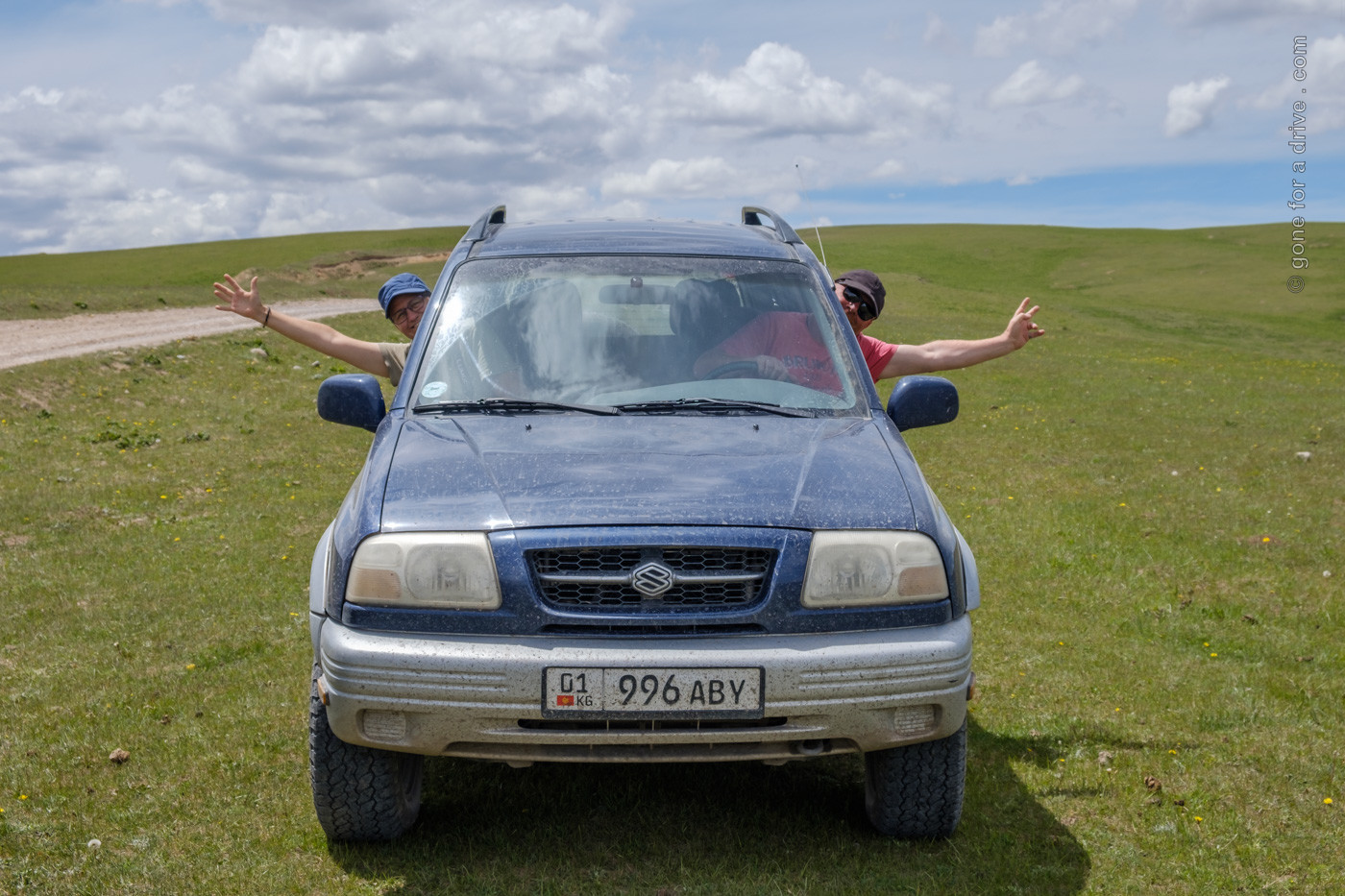 Astrid und Lolly im Mietwagen in Kirgistan