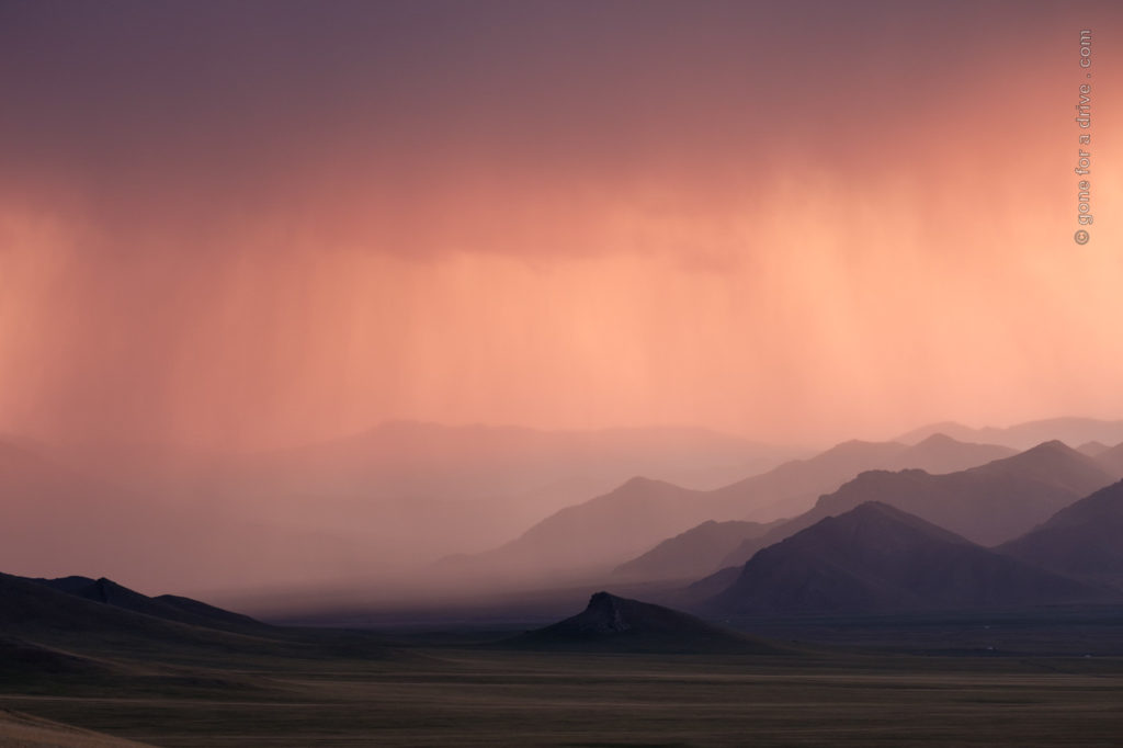 Regenwolken über mongolischer Berglandschaft