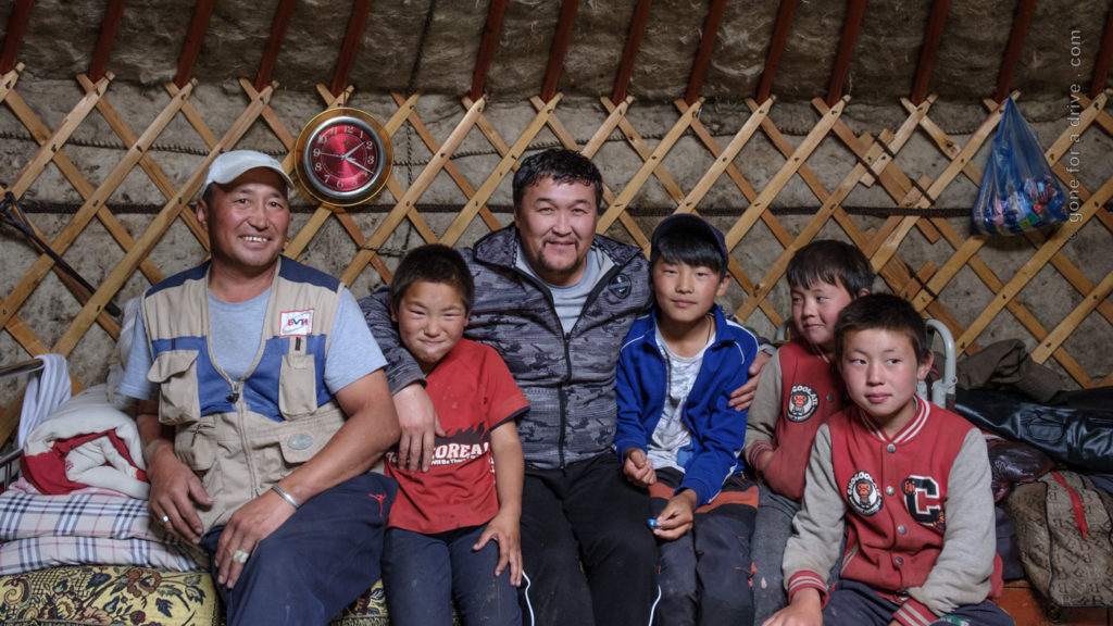 Mongolische Nomadenfamilie in ihrer Jurte