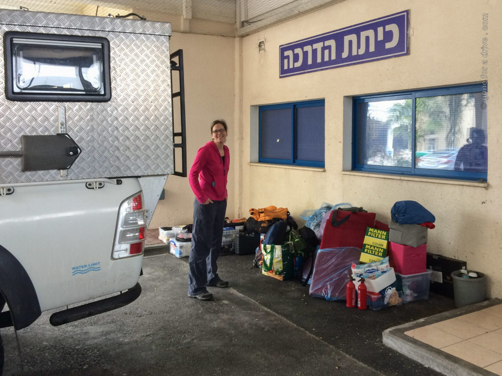 Fahrzeugkontrolle im Hafen von Haifa, Israel