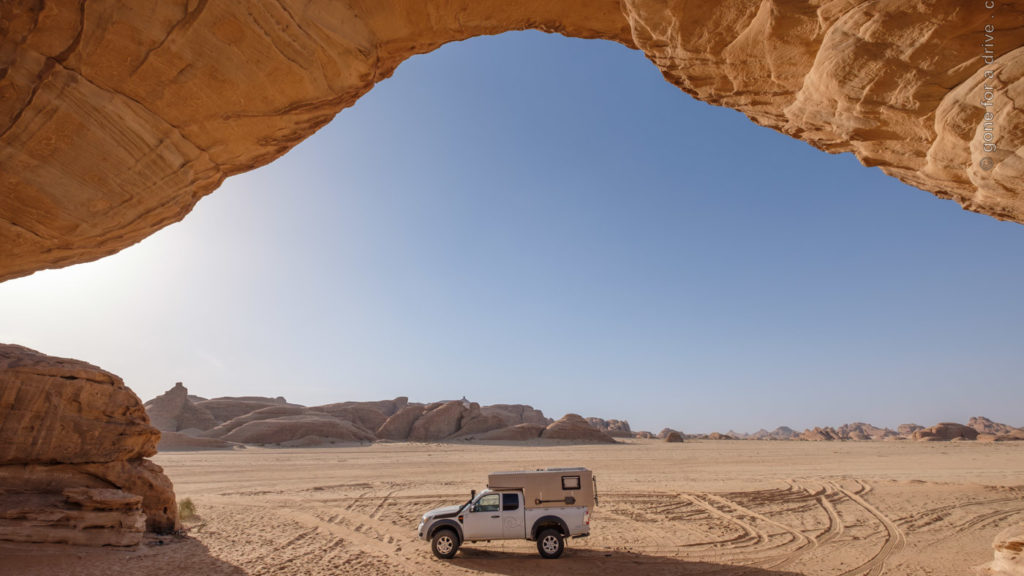 Allrad Camper am Rainbow Rock Felsbogen bei Al-Ula, Saudi-Arabien