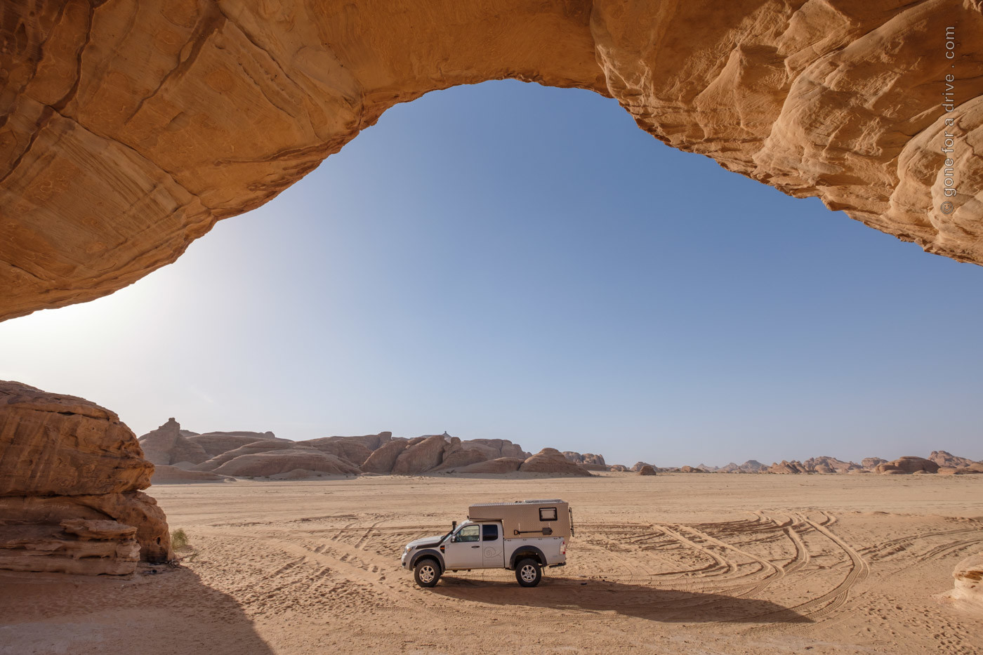 Allrad Camper am Rainbow Rock Felsbogen bei Al-Ula, Saudi-Arabien