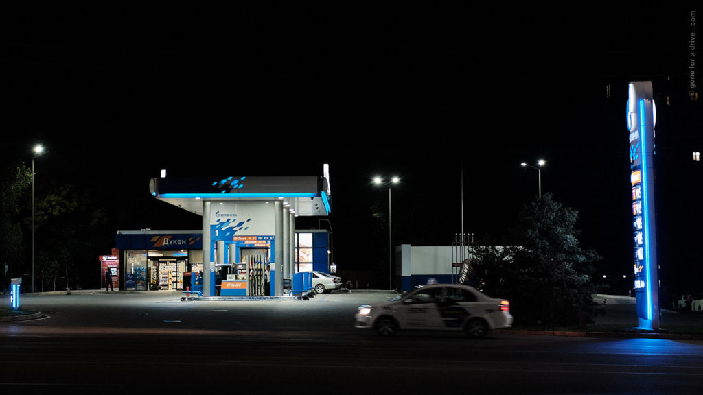 Dieselqualität Seidenstraße: Moderne Gazprom Tankstelle in Bischkek.