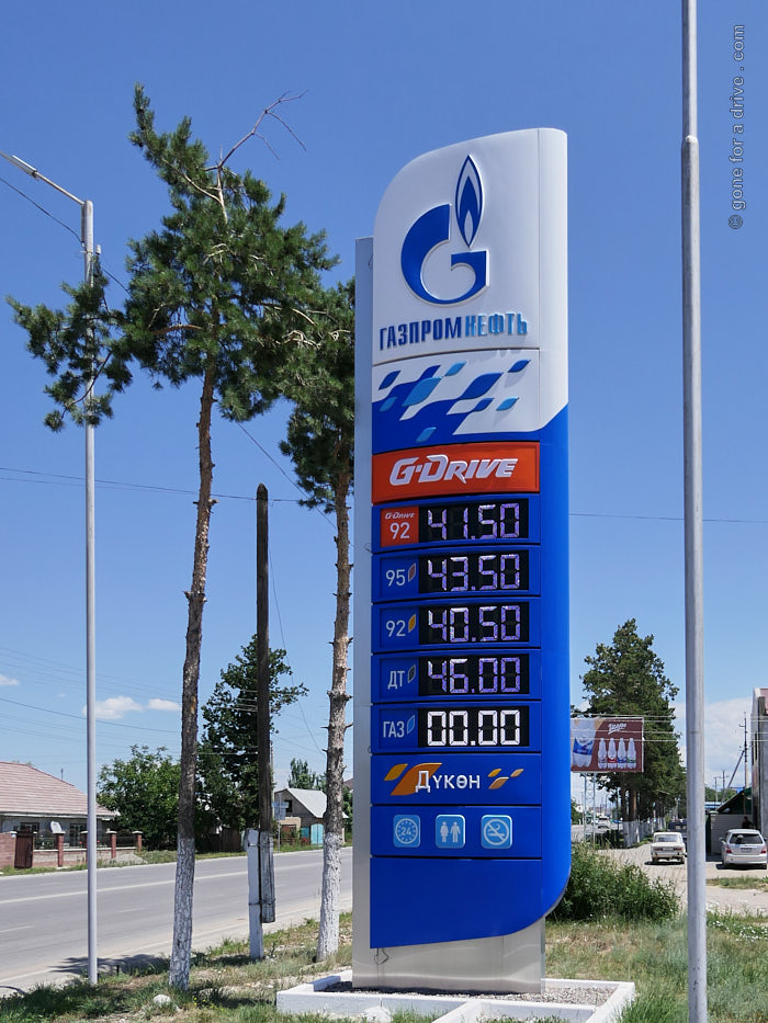 Hinweistafel einer modernen Gazprom Tankstelle in Karakol, Kirgistan